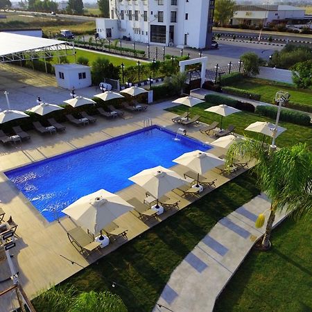 Cezar'S Airport Hotel Nicosia Ngoại thất bức ảnh