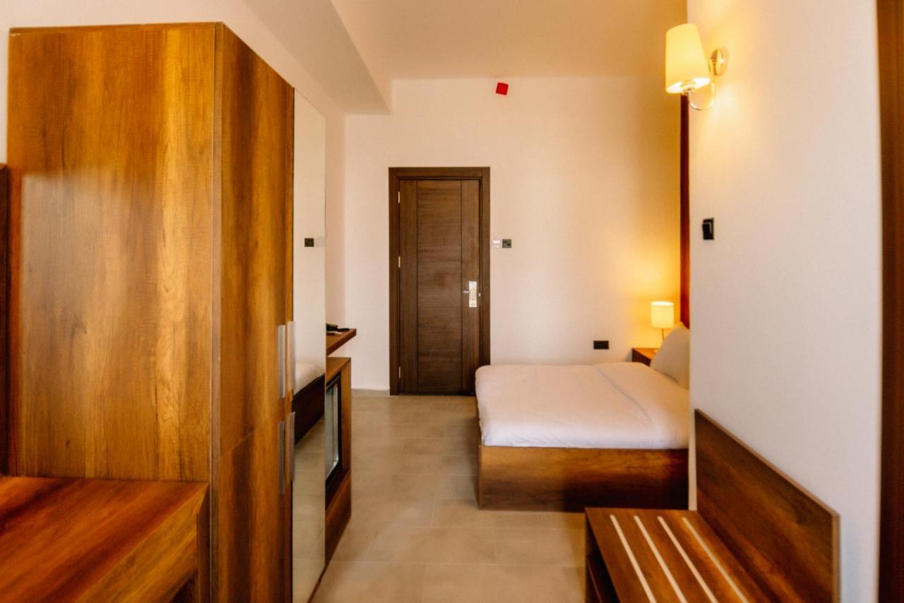 Cezar'S Airport Hotel Nicosia Ngoại thất bức ảnh